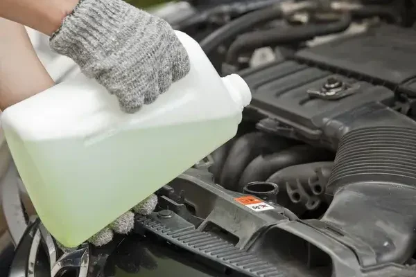 Mennyi hűtőfolyadék kell az autóba?