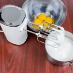Mit kell a tojásfehérjéhez adni hogy ne essen össze?