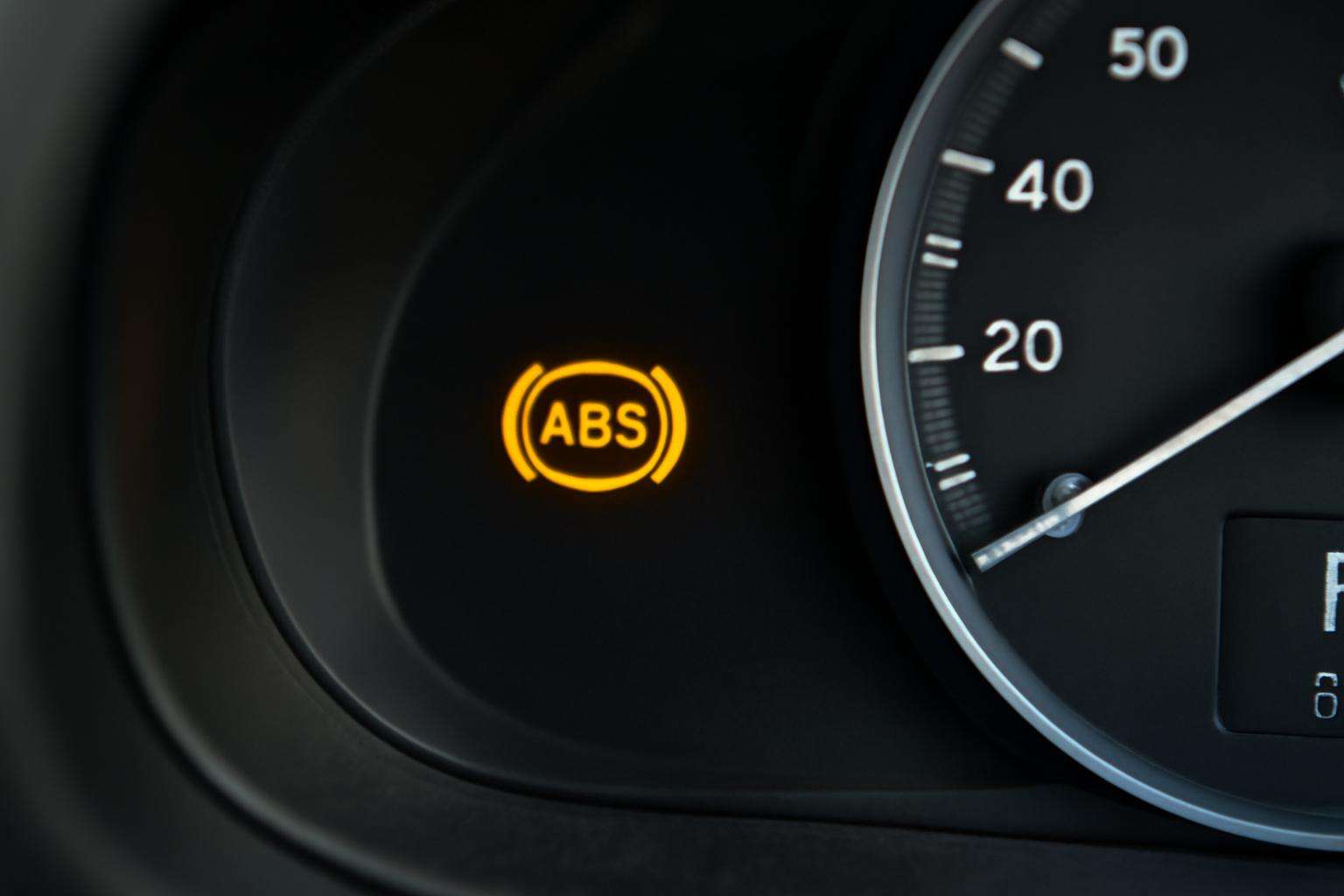 Mit jelent az ABS visszajelző?